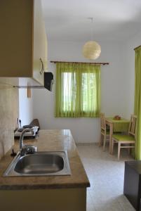 Η κουζίνα ή μικρή κουζίνα στο Antigoni Apartments 'Olive Room' +14 φωτογραφίες