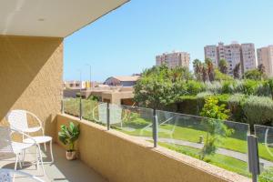 einen Balkon mit Stühlen und Parkblick in der Unterkunft Condominio Vista Azapa Piso 2 Dto 24 in Arica