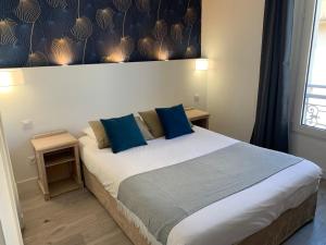 Voodi või voodid majutusasutuse Hôtel de Flore toas