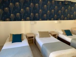 Voodi või voodid majutusasutuse Hôtel de Flore toas