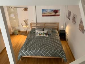 una camera da letto con un letto con un copriletto sopra di Papu's House a Salerno
