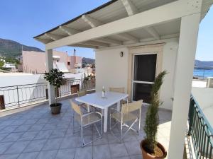 Balkón alebo terasa v ubytovaní ANASSA HOME A Spacious Cretan House Next To The Sea, Family and Couple Friendly with Terrace in Makry Gialos & Ierapetra