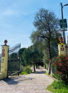 uma cerca com um portão com um sinal. em La Riviera Bed & Breakfast em Rapallo