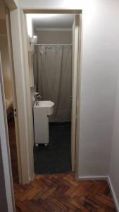 uma casa de banho com um lavatório branco e um chuveiro em Departamento de 2 ambientes en Recoleta 4 piso em Buenos Aires