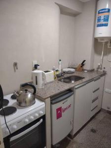 una pequeña cocina con fogones y fregadero en Departamento de 2 ambientes en Recoleta 4 piso en Buenos Aires