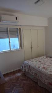 um quarto com uma cama e uma janela em Departamento de 2 ambientes en Recoleta 4 piso em Buenos Aires