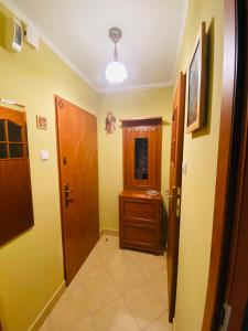 a hallway with a door and a cabinet in a room at Apartament pod Złotą Małpą in Głuchołazy