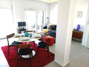 uma sala de estar com mesa e cadeiras em Zennova #9 City Center Pearl em Tessalônica