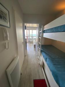 a room with two bunk beds and a hallway at Appartement vue mer Hossegor in Soorts-Hossegor