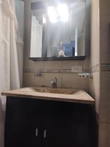 uma casa de banho com um lavatório e um espelho em Mountain Center em San Carlos de Bariloche
