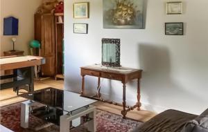 - un miroir sur une table dans le salon dans l'établissement Stunning Home In Baurech With Wifi, à Baurech