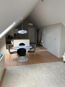 una cucina con tavolo e sedie in una stanza di Ingridgården a Båstad