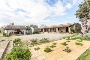 - une vue sur l'extérieur d'une maison avec un jardin dans l'établissement Agriturismo De Lorenzi, à Casarano