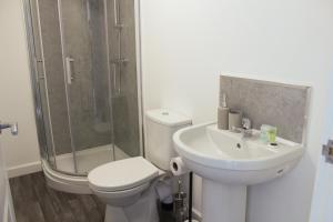 y baño con aseo, lavabo y ducha. en 1Bed Apartment in Heywood with Transport Links, en Heywood