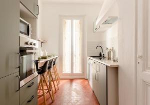 Kuchyňa alebo kuchynka v ubytovaní Charmantes chambres privées dans appartement en hypercentre - Marseille Longchamp