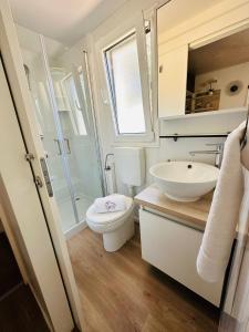 łazienka z toaletą i umywalką w obiekcie Sandra Holiday Homes w Biogradzie na Moru