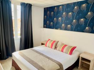 Voodi või voodid majutusasutuse Hôtel de Flore toas