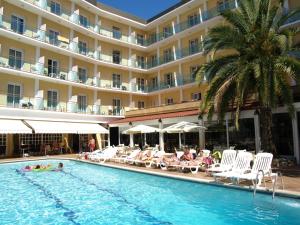 The swimming pool at or close to Hotel la Palmera & Spa