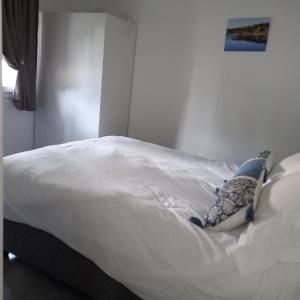 - un lit avec des draps blancs et des oreillers bleus dans l'établissement Appartement en résidence 3☆ , n°85, à Lecci