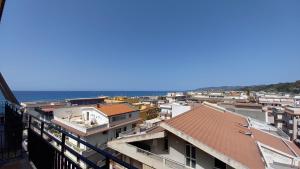 Una veduta di una città con l'oceano sullo sfondo. di Appartement Spadafora - 50m de la plage a Spadafora