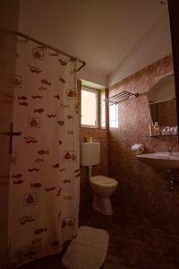 Bathroom sa Hotel Biergarten Medulin