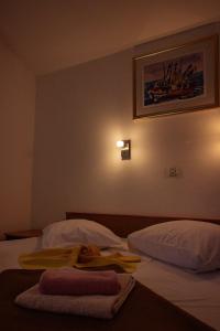 um quarto de hotel com uma cama com toalhas em Hotel Biergarten Medulin em Medulin