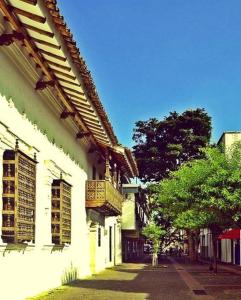 un edificio con balcón en el lateral de una calle en Jardines de Santa Maria, en Cartago