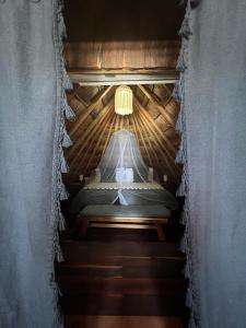 ein Zimmer mit einem Bett in einem Holzhaus in der Unterkunft El Paraiso Hotel Tulum in Tulum