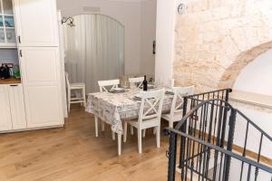 a kitchen and dining room with a table and chairs at Suite del Corso - Center & Comfort in Locorotondo