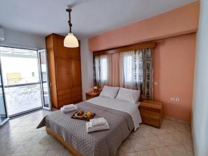 Posteľ alebo postele v izbe v ubytovaní ANASSA HOME A Spacious Cretan House Next To The Sea, Family and Couple Friendly with Terrace in Makry Gialos & Ierapetra