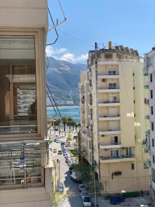 - Vistas a la ciudad desde un edificio en Ralph Apartments, en Vlorë