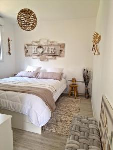 um quarto com uma cama grande num quarto em La Maison de la Saye & SPA em Mios