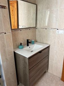 een badkamer met een wastafel en een spiegel bij Ático duplex con Vista Mar y Terraza Privada a 200m de la playa hasta 6 personas in Garrucha