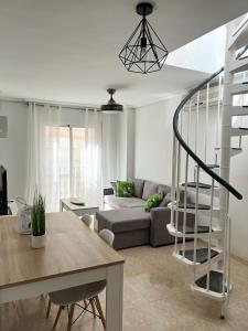 uma sala de estar com uma escada e um sofá em Ático duplex con Vista Mar y Terraza Privada a 200m de la playa hasta 6 personas em Garrucha