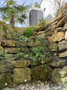 una pared de piedra con una ventana encima en Hilla‘s Holiday Bay, en Münster 29 fotos más