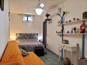 - une chambre avec un lit et un canapé dans l'établissement casadellestelle34, à Mazara del Vallo