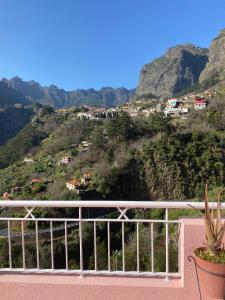 balcón con vistas a la montaña en Vivenda Ribeiro - Curral das Freiras en Curral das Freiras