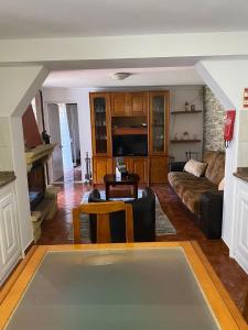 sala de estar con sofá y mesa en Vivenda Ribeiro - Curral das Freiras en Curral das Freiras