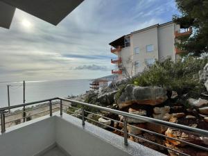 un balcone con un edificio e l'oceano sullo sfondo di Helen's Seaside Resort a Sarandë