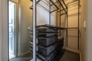 um closet com várias gavetas de metal em Luxury Getaway - One-Bedroom Suite w Fireplace em Helsinque