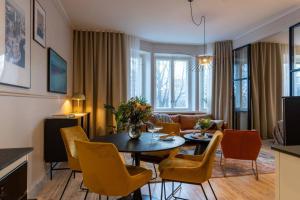 uma sala de estar com mesa e cadeiras em Luxury Getaway - One-Bedroom Suite w Fireplace em Helsinque