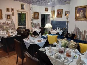 una sala da pranzo con tavoli allestiti per un pasto di East Claremont Guest House a Edimburgo