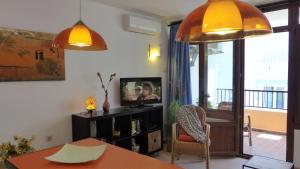 salon z 2 lampkami i stołem w obiekcie Apartamentos Trocadero Ap18 w mieście Torremolinos