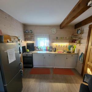 Küche/Küchenzeile in der Unterkunft Domki na Górce
