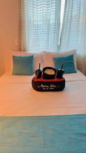 taca z jedzeniem na łóżku z dwoma miskami jedzenia w obiekcie Studios Unamar w mieście Cabo Frio