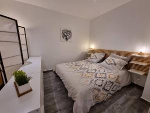 Krevet ili kreveti u jedinici u objektu Superbe studio lumineux, vue sur piscine et mer