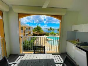 Bazen u objektu Superbe studio lumineux, vue sur piscine et mer ili u blizini
