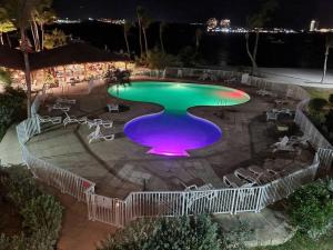 Bazen u objektu Superbe studio lumineux, vue sur piscine et mer ili u blizini