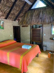 um quarto com uma cama grande num quarto em Hotel Maya Bell em Palenque