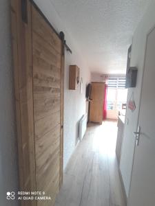 een hal met een houten deur in een kamer bij Appartement à Puy Saint Vincent 1700 in Puy-Saint-Vincent